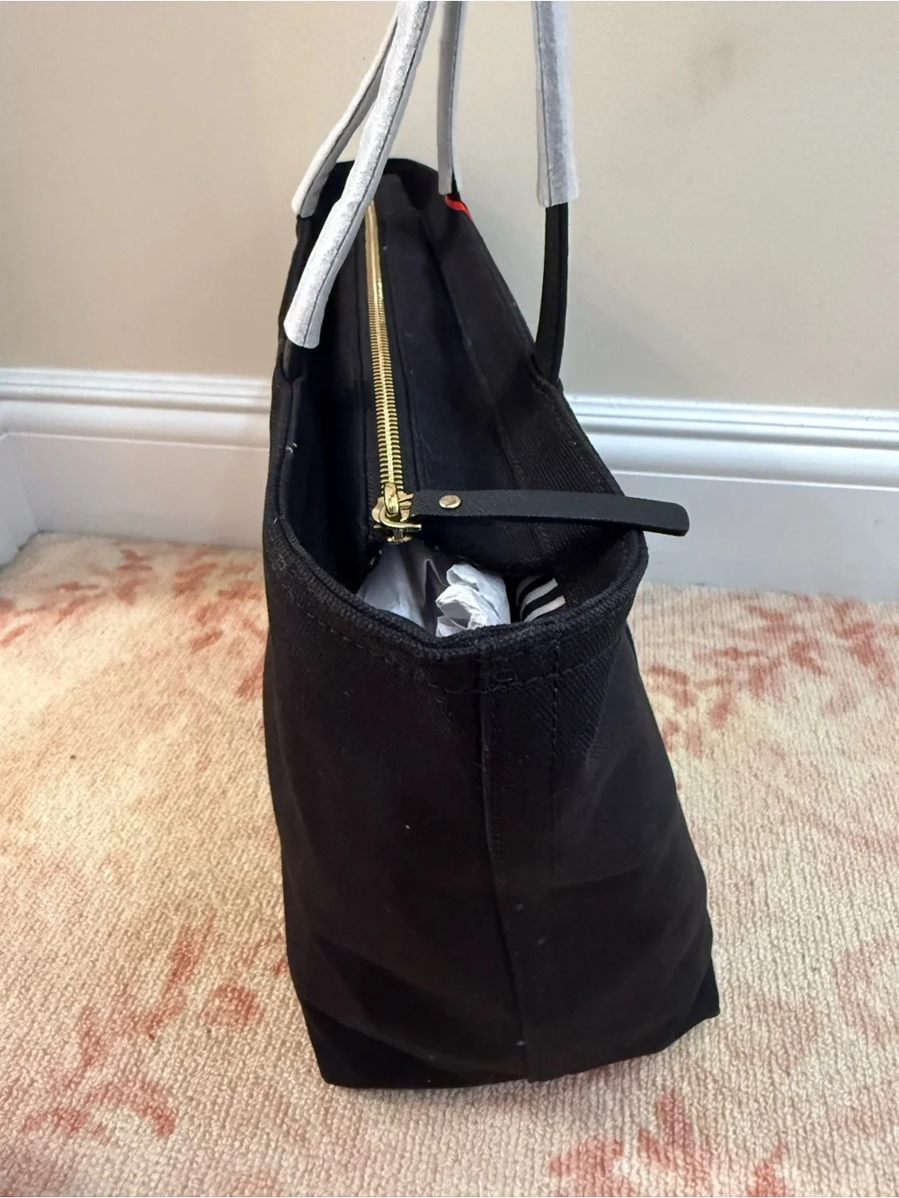 New with tags kate spade Minnie Mouse Black Tote with Red Bow